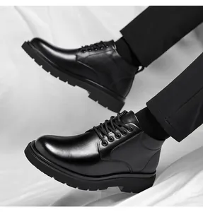 Detailansicht der schwarzen Leder-Martin-Stiefel für Herren auf weißem Stoffhintergrund