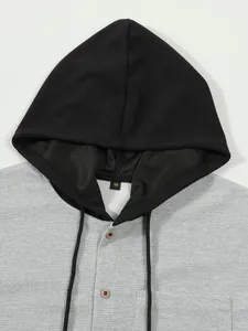 Detailaufnahme eines grauen Herren-Waffelstrick-Hoodies mit schwarzer Kapuze.