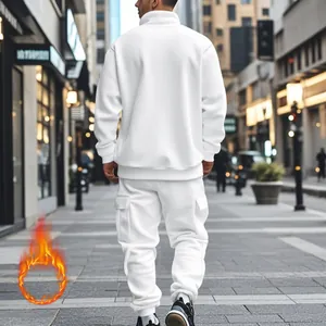 Vista trasera del chándal de forro polar blanco para hombre con icono térmico de calor.