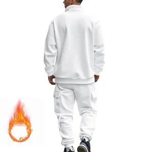 Vista trasera de chándal de forro polar blanco para hombre con pantalones cargo y top
