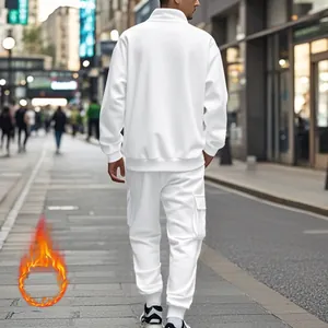 Vista trasera de un chándal de forro polar blanco para hombre en una calle urbana