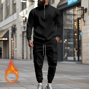Vista detallada del conjunto deportivo negro para hombre con sudadera de cremallera y pantalón