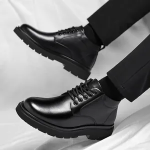 Klassische schwarze Lederstiefel für Herren mit Plateausohle und Schnürung für Eleganz