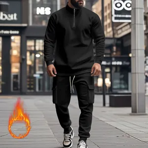 Detalle del chándal de forro polar negro para hombre con cremallera y pantalones cargo