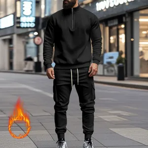 Chándal de hombre negro con forro polar, parte superior con cremallera y pantalones cargo