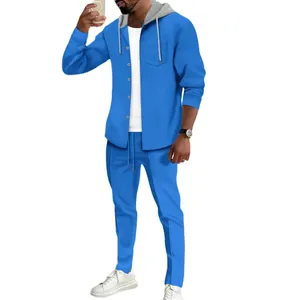 Herren Freizeitset in Blau aus Waffelstrick mit Kapuzenjacke und passender langer Hose