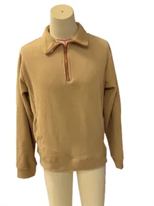 Polo clásico de hombre color canela con media cremallera y cuello alto para uso diario