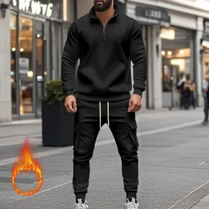 Detalle del conjunto deportivo negro para hombre con forro polar y pantalón cargo