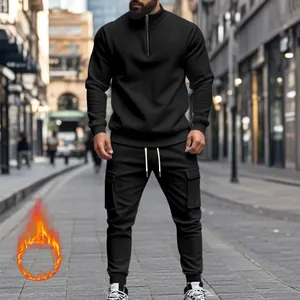 Chándal negro de hombre con forro polar, media cremallera y pantalones cargo