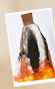 Vue détaillée de la doublure chaude en fausse fourrure blanche des bottes Martin d'hiver