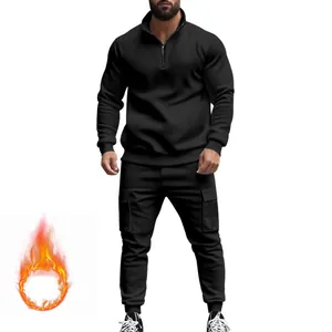 Vista de cuerpo completo del chándal deportivo negro para hombre con forro polar térmico