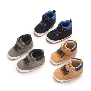 Variedad de zapatos altos para bebés con suelas blandas y cierres de velcro.