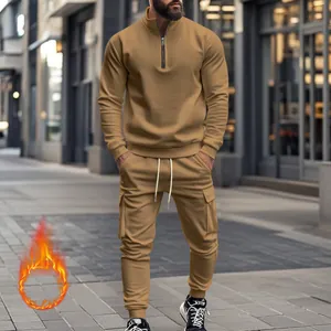 Λεπτομέρεια ανδρικής φόρμας fleece σε χρώμα κάμελ με μπλούζα με φερμουάρ.