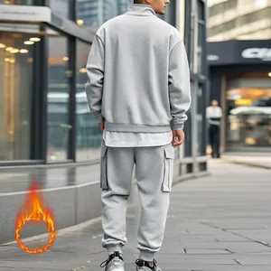 Πίσω όψη ανδρικής γκρι φόρμας fleece με παντελόνι cargo και πουλόβερ με φερμουάρ