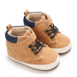 Zapatos clásicos de bebé tipo bota en color camel con suela blanda