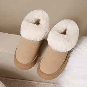 Primo piano di stivali da neve beige con fodera in pelliccia sintetica bianca e suola.