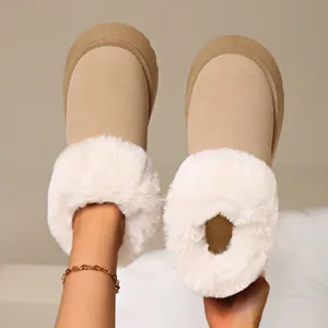 Dettaglio degli stivali da neve beige con plateau da donna e fodera in ecopelliccia bianca