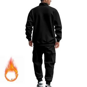 Vista trasera del chándal de invierno negro para hombre con forro polar y pantalón cargo.