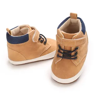 Primer plano de zapatillas suaves para bebés en color tostado con malla azul y velcro