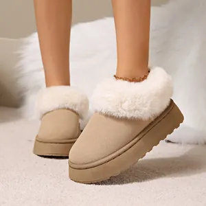 Dettaglio di stivali da neve invernali con fodera in peluche e suola spessa platform
