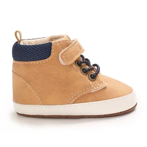 Zapatos altos de bebé en piel sintética camello con suela blanca blanda y malla azul