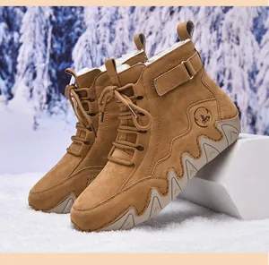 Vue détaillée des bottines Martin marron avec doublure en fausse fourrure et semelle pieuvre