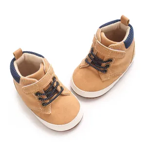 Detalle de zapatos de bebé tipo botín en color marrón con malla azul de PU suave