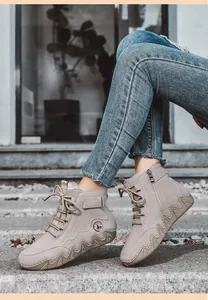 Élégantes bottines grises pour femmes avec semelle vague et détail fermeture