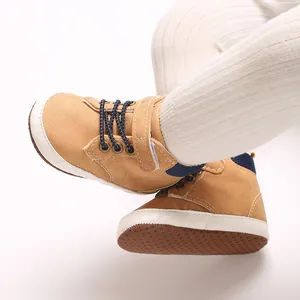 Vista detallada de zapatos altos para bebé en color canela con suelas suaves antideslizantes