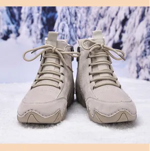 Vue frontale détaillée des bottines de loisirs beiges à semelle pieuvre sur la neige