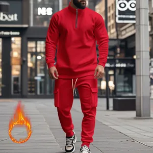 Vista completa de un chándal de forro polar rojo para hombre con media cremallera