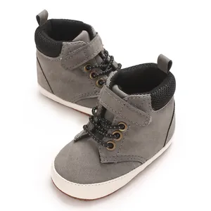 Vista detallada de zapatos de caminata grises para bebés con suelas muy suaves