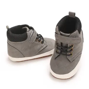 Detalle de zapatos altos grises para bebés con suelas blancas suaves y antideslizantes