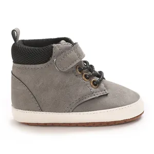 Vista lateral detallada de zapatos de primeros pasos grises para bebés con suelas antideslizantes