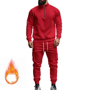 Chándal deportivo de forro polar rojo para hombre con sudadera y pantalón cargo.