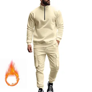 Πλήρης άποψη ανδρικής θερμικής φόρμας fleece με μπλούζα με φερμουάρ και παντελόνι cargo