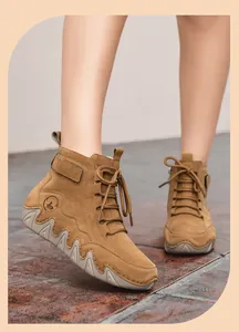 Vue détaillée de bottines en daim marron avec semelle ondulée en forme de pieuvre
