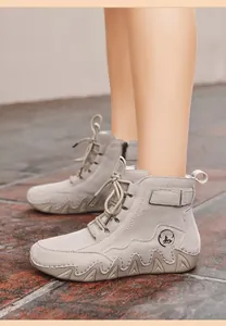 Vue détaillée de bottines Martin grises style pieuvre avec semelles ondulées épaisses