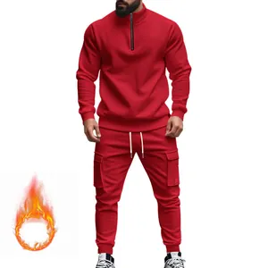 Detalle del chándal de felpa rojo para hombre con cremallera frontal y bolsillos cargo