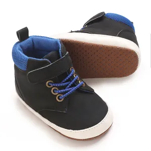Vista detallada de zapatos de bebé negros y azules con suelas blandas antideslizantes altas.