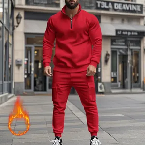 Chándal de forro polar térmico rojo para hombre con top de cremallera y cargo.