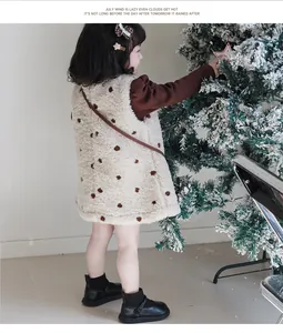 Vue rapprochée de dos d'une petite fille portant des bottines noires et tenue d'hiver
