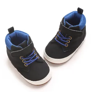 Vista superior detallada de zapatos de primeros pasos altos para bebé en negro y azul