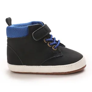 Vista lateral de zapatos altos de bebé en negro y azul con suelas suaves y cómodas