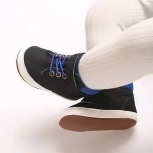 Detalle de la suela antideslizante marrón y cordones azules de zapatos para bebés