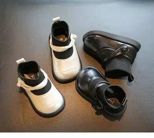 Vue détaillée de haute qualité montrant des bottes souples pour bébés en blanc et noir pour l'hiver