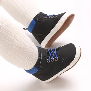 Detalle lateral de zapatos de caminata altos para bebé con cordones azules y suela antideslizante