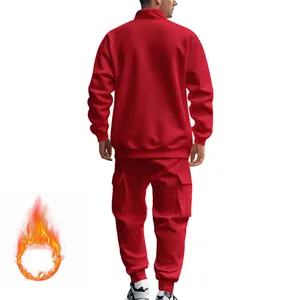 Vista trasera de un conjunto de chándal rojo para hombre con forro polar y pantalones cargo