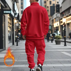 Vista trasera de chándal de forro polar rojo para hombre con pantalones cargo