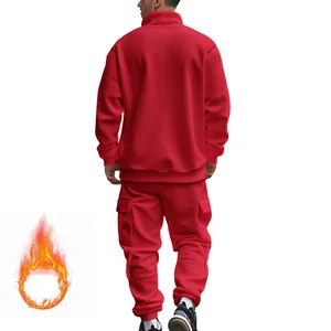 Vista trasera de un chándal rojo de forro polar para hombre con pantalón cargo